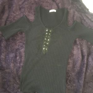 Mid-sleeve black shirt